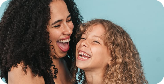 Mãe com criança sorrindo